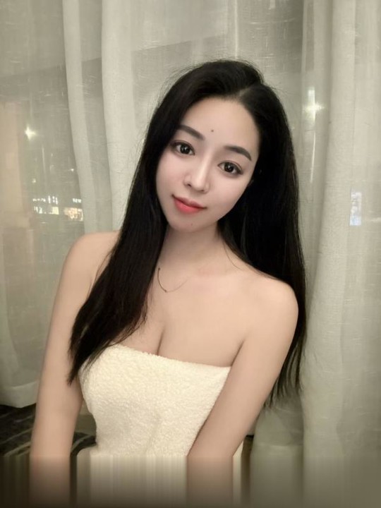 青岛市北美女服务系女孩身材比例非常不错，腿长胸大而...