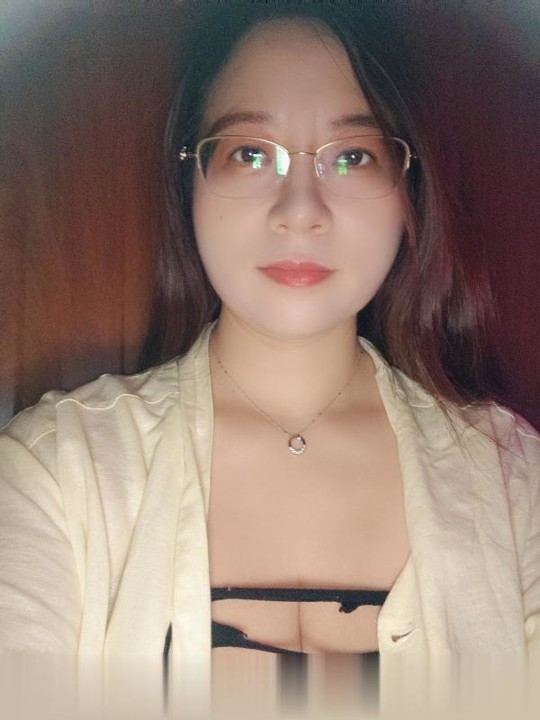 广州江南西奶牛眼镜妹