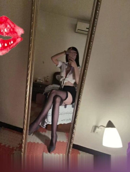 北京身材苗条腿长老师皮肤好细腻光滑,胸好好看又挺