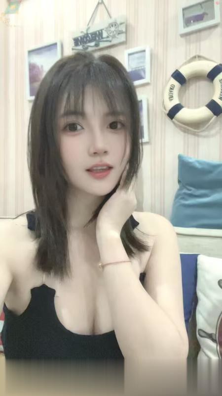重庆江北小嫩妹.一身性感吊带,是个嫩妹