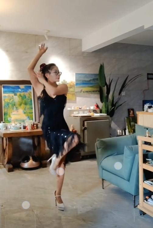 合肥市双飞舞蹈姐妹腰细胸大