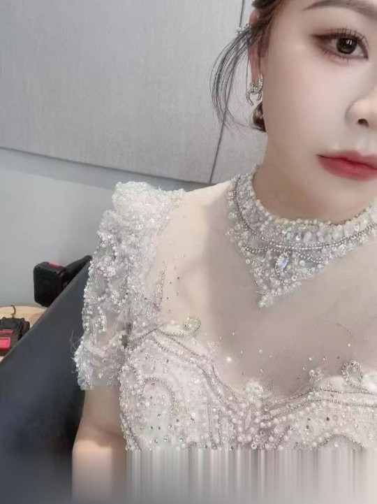 武汉后湖希儿..胸部很饱满,还穿了黑丝迎接我